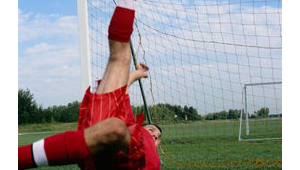 踢足球能否实现倒挂旋转？探索足球场上的独特技巧