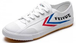 足球鞋究竟能不能穿出街？时尚与功能的碰撞引思考