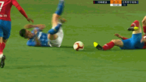 足球中场球员容易受伤吗