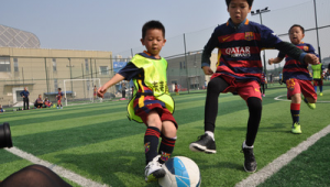 足球小球员为何没能上场？背后故事引人深思