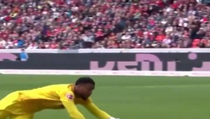 足球射门碰水算犯规吗