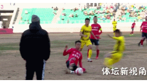 足球飞铲射球是否犯规？规则界定与赛场判罚探讨