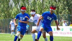 踢足球时碰到鞋带算碰到球吗?规则解读与实战情况分析