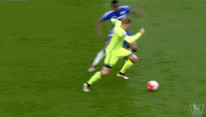 足球背后铲球：究竟算不算犯规？规则解读与争议探讨