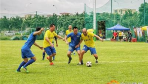 踢足球时混场的人多不多?探究足球场上这一现象