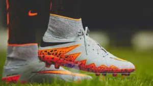 足球鞋能否搭配衣服？时尚新问：足球鞋与服装搭配探索