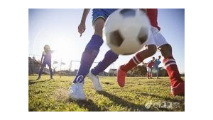 踢足球不喜欢说话正常吗？探讨足球场上沉默背后的真相