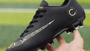 女足球碎钉鞋推荐：哪款能助力球场驰骋，展现卓越实力？
