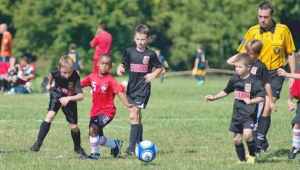 踢足球关节要保护吗？关乎运动安全的关键疑问