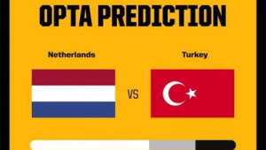 凌晨三点足球赛激战正酣，究竟哪队能笑到最后赢得胜利？