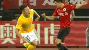 足球无意踢到别人算犯规吗