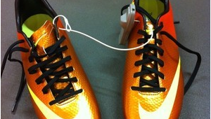 耐克足球鞋银橘色好看吗？颜值出众，实力与魅力并存！