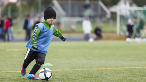 足球装备送男生合适吗?女生视角下的别样思考