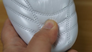 女人穿足球球鞋容易褶皱吗