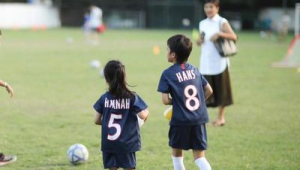 孩子能否踢5号足球？年龄、身体条件等因素需考量