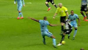 足球抢球时用手犯规吗？规则解读与赛场争议探讨