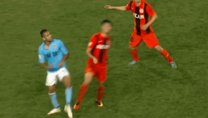 足球连人带球是否算犯规，规则解读与争议探讨