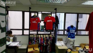 香港旺角足球球衣真假存疑？真相究竟如何令人探寻