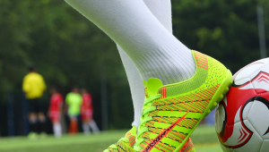 中学生选普通足球鞋难不难？困扰与抉择解析