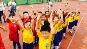 老师不让学生带足球进校园，此规定到底合不合法？