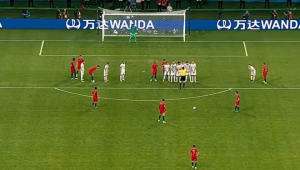 足球犯规后发球权归属：规则详解与影响因素分析