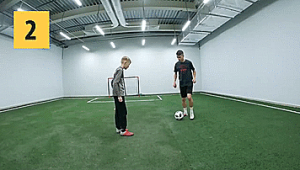 足球能用脖子夹球吗？规则界限与赛场意外引发思考