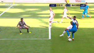 能用手挡足球吗?这一疑问背后的足球规则探讨