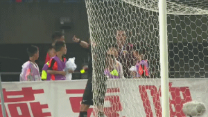 足球赛事中,裁判是否会给球童出示红牌?