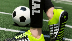 足球训练鞋跑步合适吗？探究其在跑步场景中的适用性