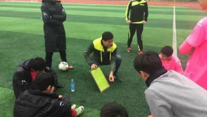 足球教练能否当老师？探讨其角色转换与教育可能性