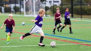 你的孩子喜欢足球吗？了解踢球对娃的益处与培养方法