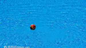 足球能在水里漂浮吗