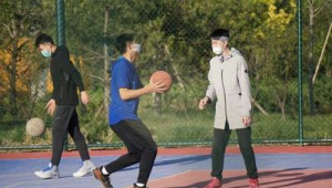 篮球球鞋能踢足球吗？探究篮球鞋与足球运动的适配性