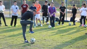 大学女生足球课好过吗？难度、技巧及学习要点全解析