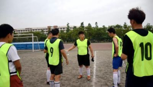 足球比赛中是否存在中途休息环节，背后有何规则设定？