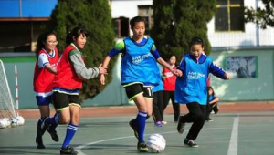 足球射门女生必学吗？女生参与足球射门学习的人数多不多？