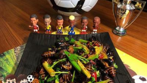 卖海鲜与踢足球,哪条路能赚钱?