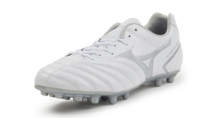 800以下足球鞋推荐：哪款能在球场上助你一臂之力？