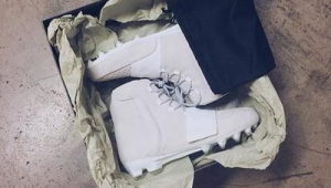 NFL球员比赛时穿的是足球鞋吗