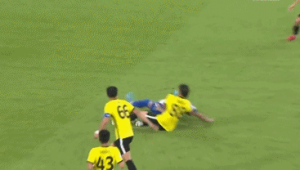 足球恶意犯规处罚很轻？背后真相与思考引发热议