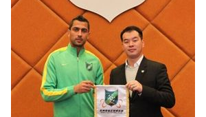 绿城足球外套是品牌吗？带你一探究竟！