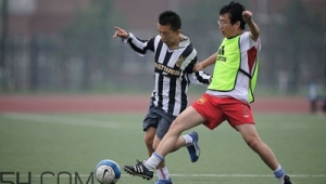 经常踢足球伤害大吗？带你深入了解足球运动背后的健康真相