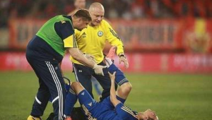 女子踢足球会脚变形吗