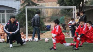 小孩小学可以学习踢足球吗