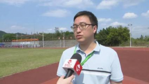 中考体育遇雨时：足球训练不停歇，雨中逐梦向未来