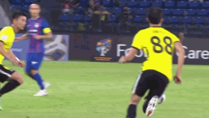 足球教练挨红牌犯规吗？赛场规则下这一争议引发思考