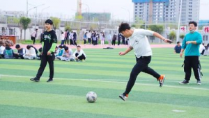 足球赛不穿足球鞋行不行？探讨别样赛场体验与潜在影响