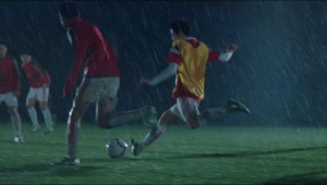 你想过放弃足球吗？是什么让你在这项运动中坚持或选择离开？