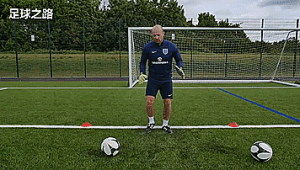 足球是粘在脚下的球吗