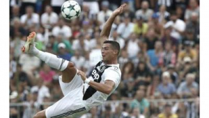 足球踢大脚是否后卫专属?探讨其在足球战术中的角色